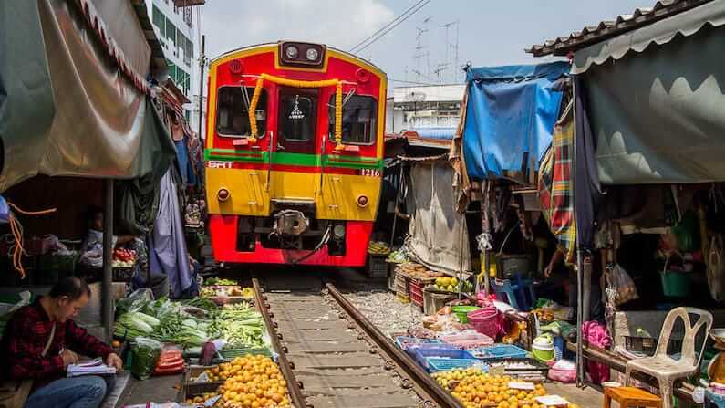 How to visit to Thailand’s Maeklong Railway Market independently